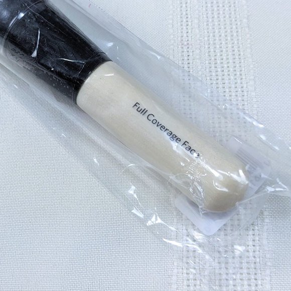Bobbi Brown Full Coverage Face Brush - Picture 3 of 7